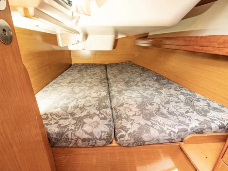 Sailboat for rent Nikiána at the best price