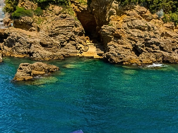 Bareboat Rental Motorboat Boston Whaler with a boat licence