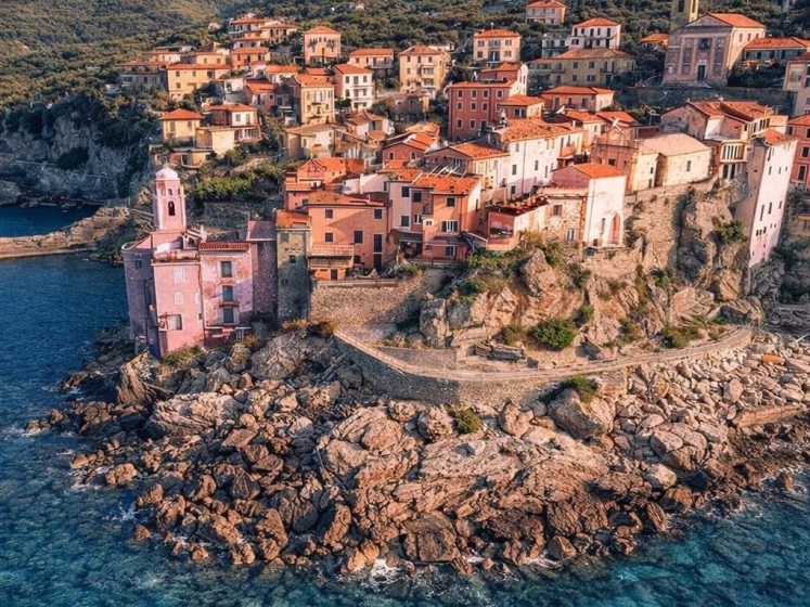 Boat rental Boston Whaler Boston Whaler 220 Dauntless in La Spezia on Samboat