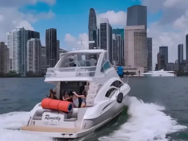 Luxury Yacht rental with or without captain Cruisers Miami Beach