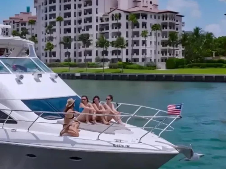 Bareboat Rental Luxury Yacht Cruisers with a boat licence