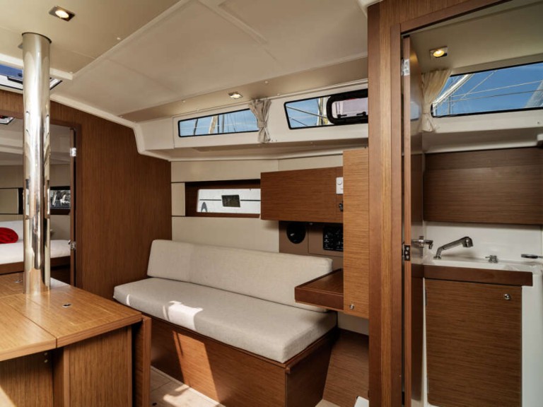 Rent a Bénéteau Oceanis 38 Olbia