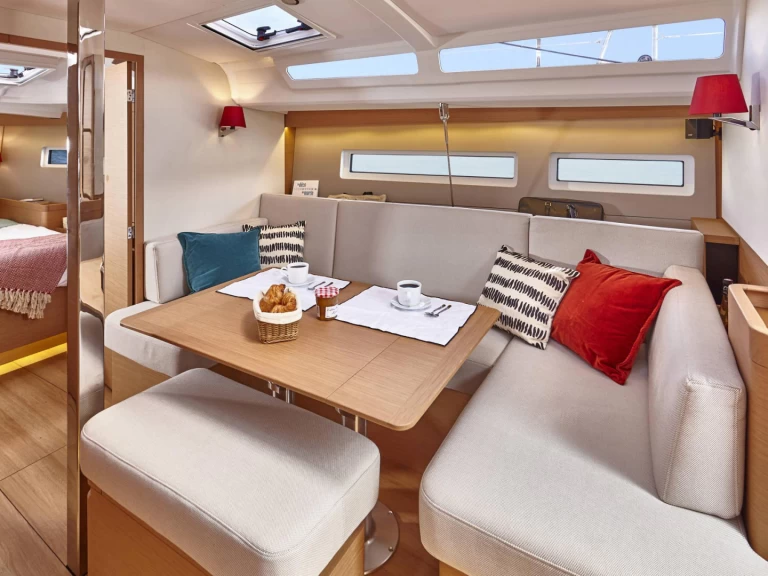 Jeanneau Sun Odyssey 440 in Lávrio on SamBoat