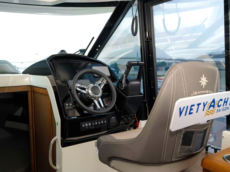 Motorboat rental in Phường Hiệp Bình Chánh - Jeanneau Merry Fisher 895