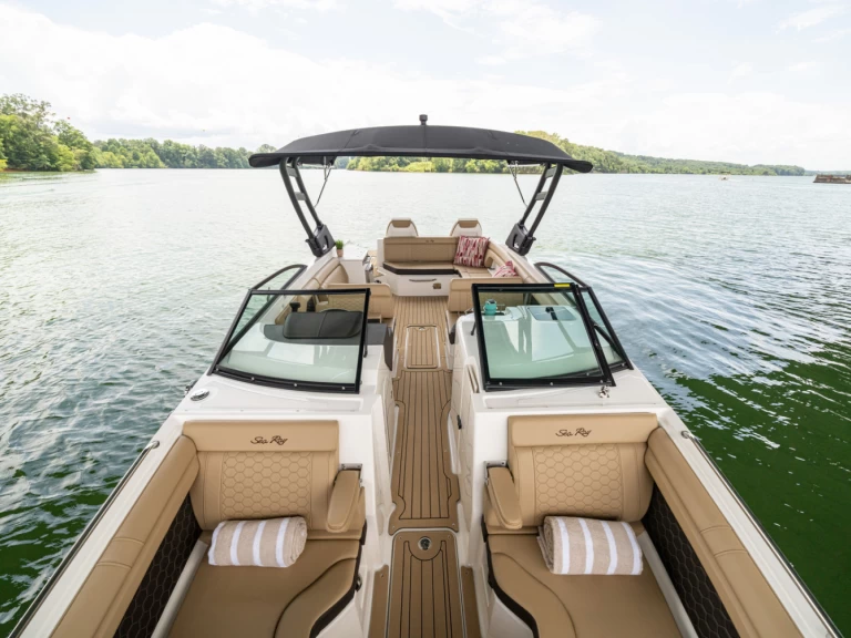 Sea Ray SDX 290 in Mahon Port on SamBoat