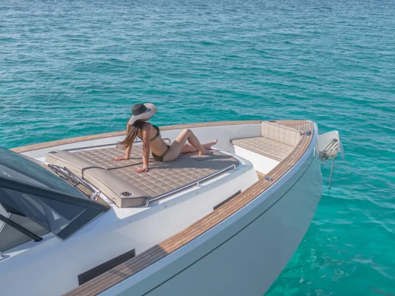 Bareboat Rental Luxury Yacht Pardo Yachts with a boat licence