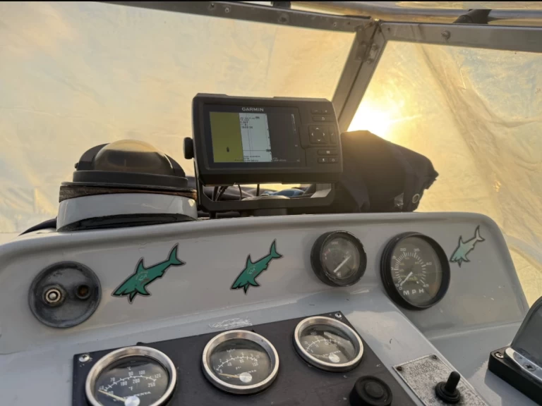 Bareboat Rental Motorboat Rio with a boat licence