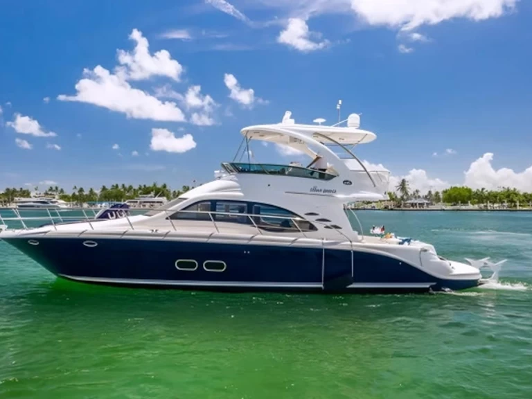 Boat rental Sea Ray Sea Ray 525 Sedan Bridge in Miami Beach on Samboat