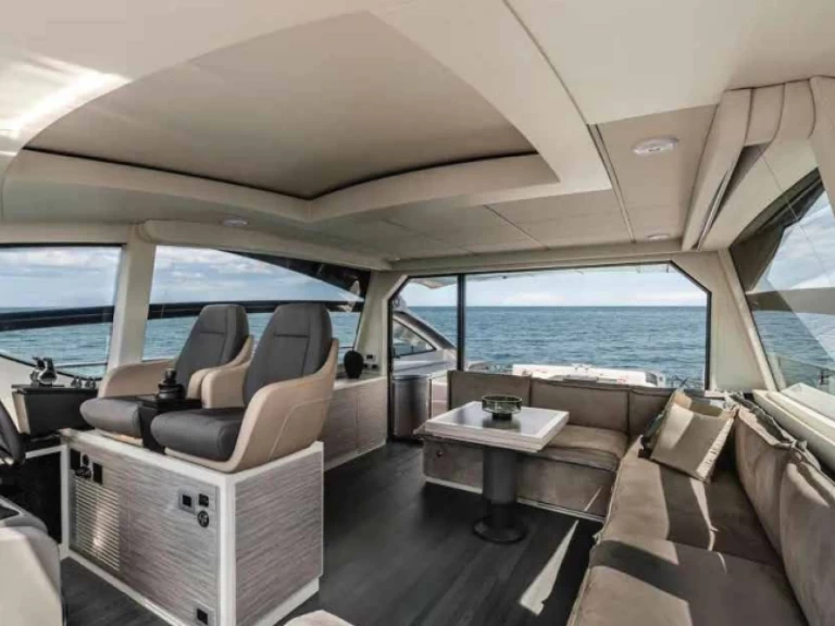 Boat rental Pershing 6X in Castellammare di Stabia on Samboat