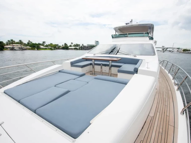 Boat rental Azimut Azimut 88 in Miami on Samboat