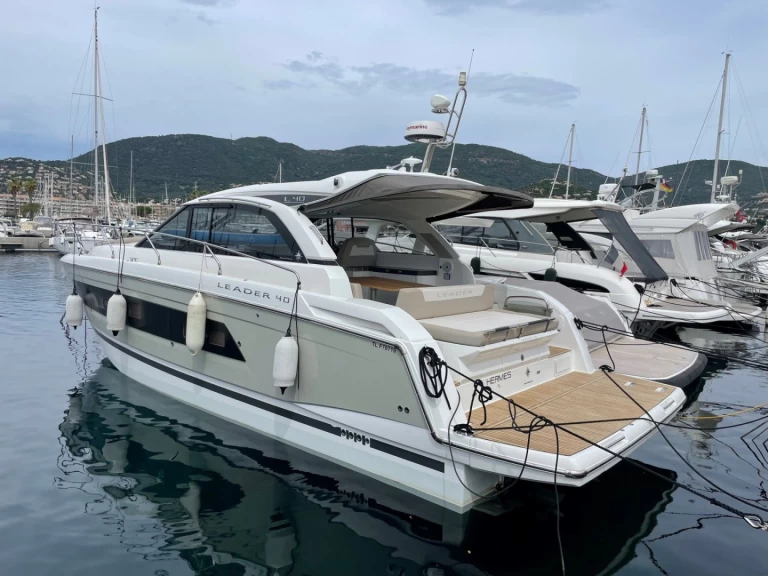 Boat rental Jeanneau Leader 40 in Cavalaire-sur-Mer on Samboat