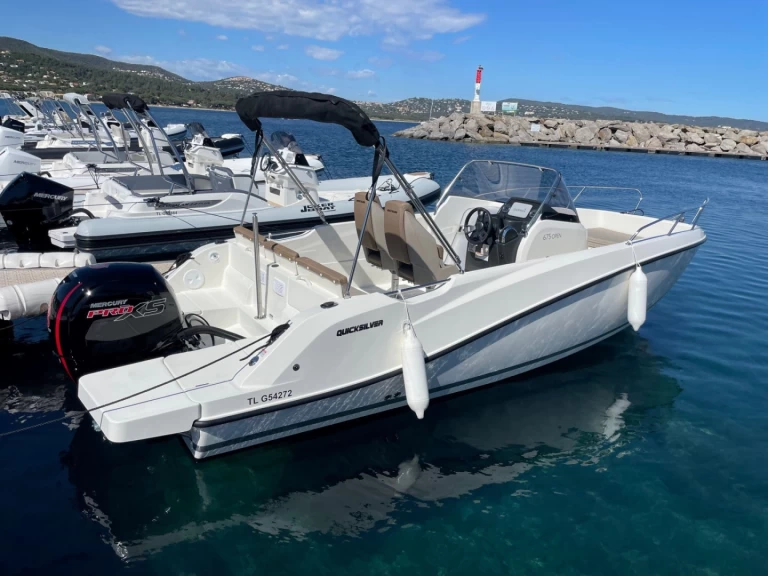 Yacht charter Cavalaire-sur-Mer cheap Quicksilver 675 Activ Open