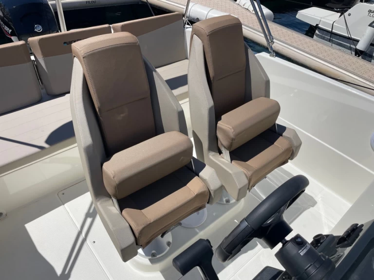 Motorboat rental in Cavalaire-sur-Mer - Quicksilver Quicksilver 675 Activ Open