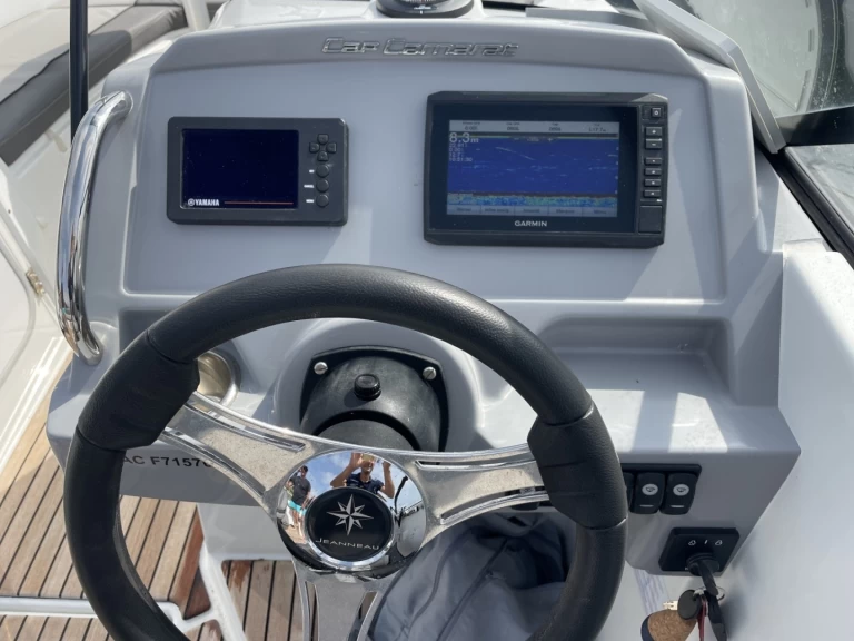 Boat rental Jeanneau Cap Camarat 6.5 BR Serie 2 in Grand Piquey on Samboat