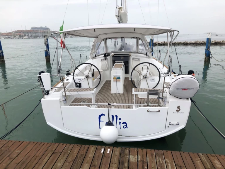 Rent a Bénéteau Oceanis 38 (3/2) Olbia