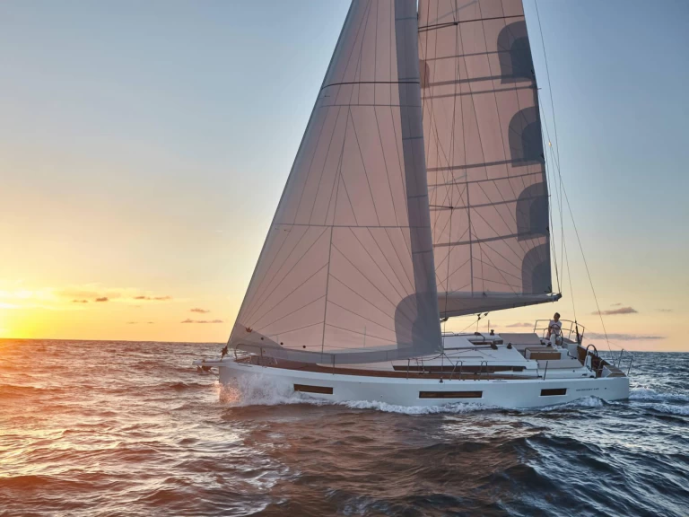 Sailboat for rent Lávrio at the best price