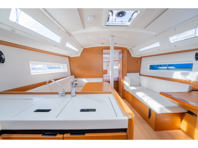 Boat rental Jeanneau Sun Odyssey 380 in Palma de Mallorca on Samboat