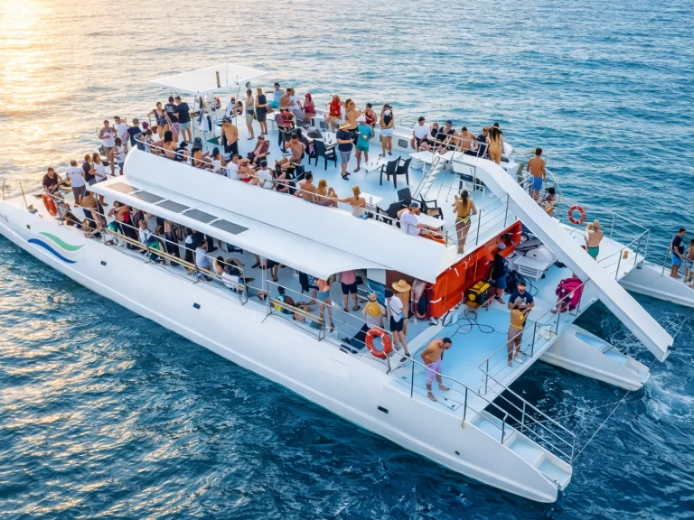 Rent a Custom - Trimarán 62 FT Trimaran Coco Bay