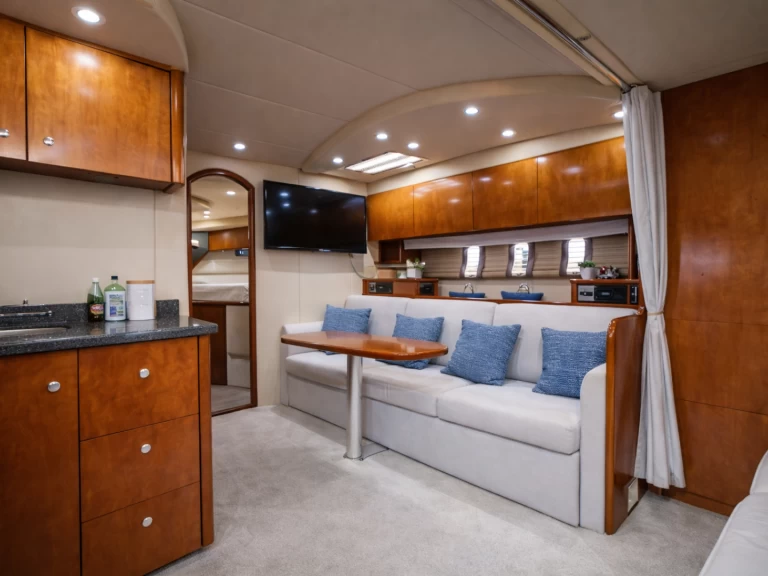 Luxury Yacht rental in Coco Bay - Cruiser Yachts 400 Express