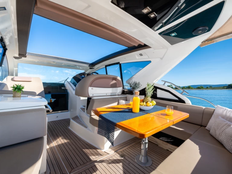 Rent a Cranchi Cranchi M44 HT Kaštel Gomilica