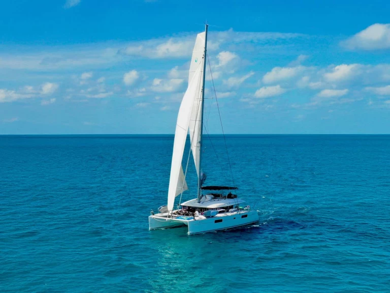 Boat rental Lagoon WHISPERS II in Nassau on Samboat