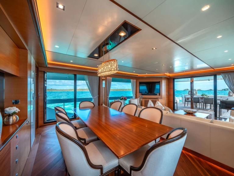 Luxury Yacht rental in New England - Horizon MIDNIGHT MOON
