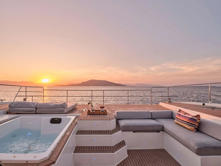 Bareboat Rental Luxury Yacht Fountaine Pajot with a boat licence