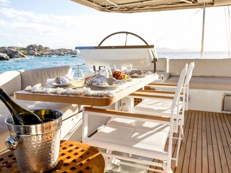 Luxury Yacht for rent Nassau at the best price