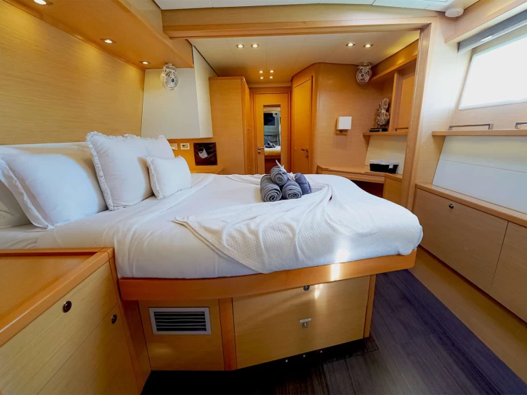 Boat rental Lagoon WHISPERS II in Nassau on Samboat