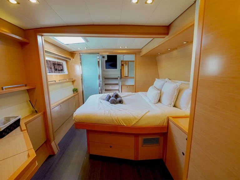 Bareboat Rental Luxury Yacht Lagoon with a boat licence