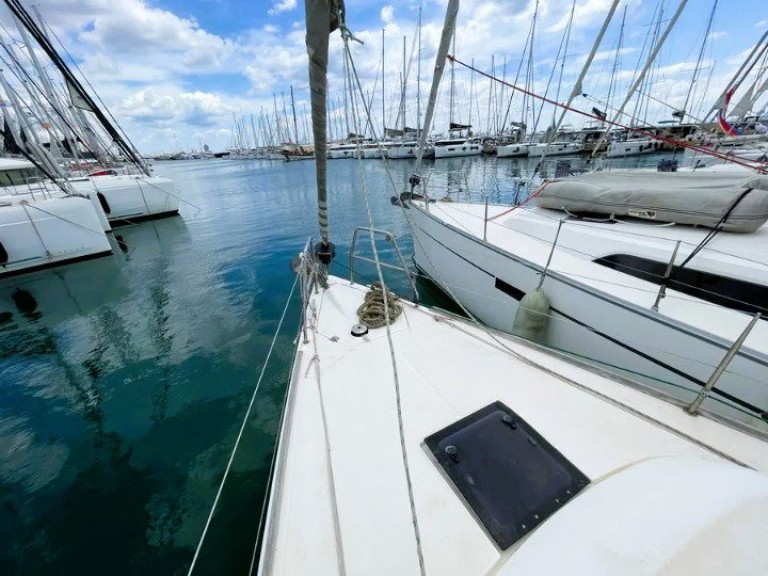 Sailboat for rent Alimos at the best price