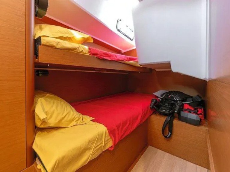 Sailboat for rent Bormes-les-Mimosas at the best price