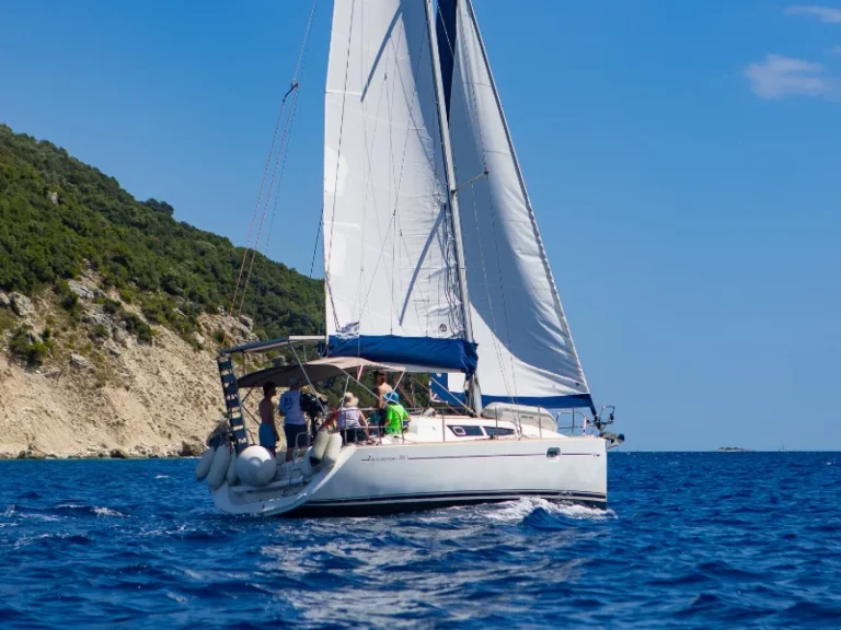 Sailboat for rent Nikiána at the best price