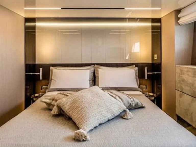 Bareboat Rental Luxury Yacht Cranchi with a boat licence