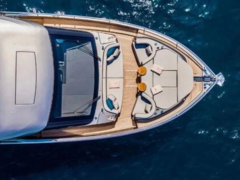 Cranchi Cranchi Sessantasette 67 in Saint-Tropez on SamBoat