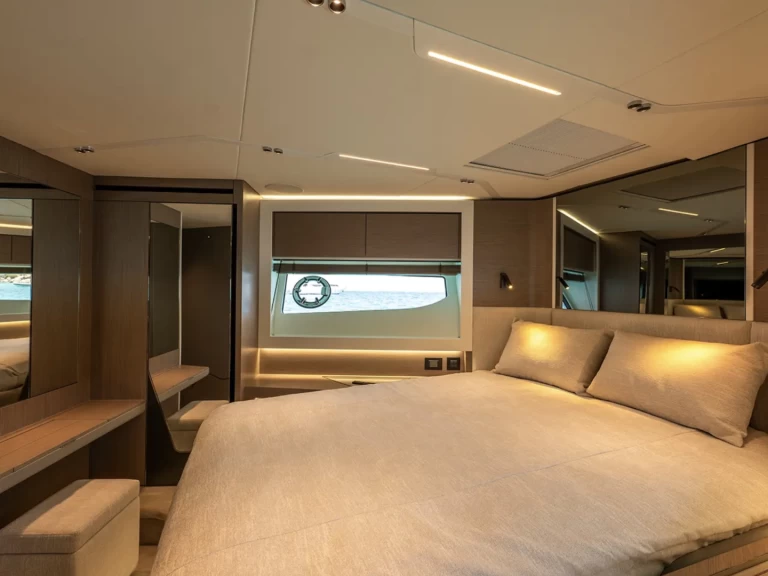 Luxury Yacht rental with or without captain Sunseeker Saint-Tropez