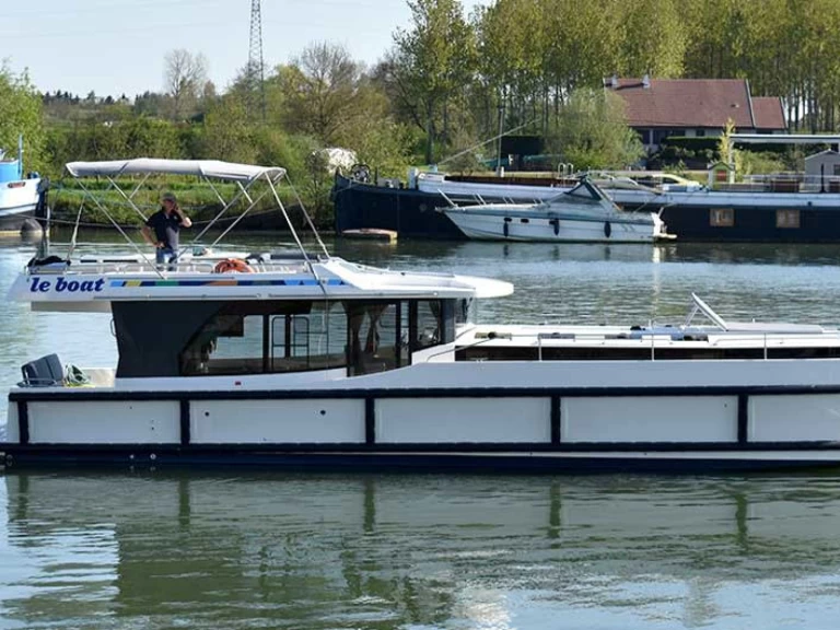 Motorboat rental with or without captain Le Boat Peterborough