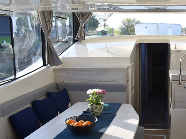 Le Boat Horizon 5 charter bareboat or captained in  Homps