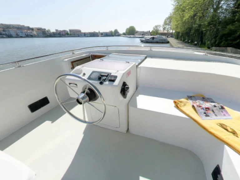 Motorboat rental with or without captain Le Boat Homps