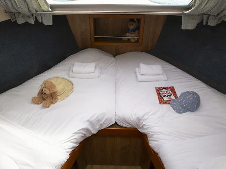 Motorboat rental with or without captain Le Boat Tannay