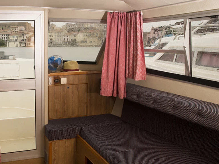 Motorboat rental with or without captain Le Boat Angoulême