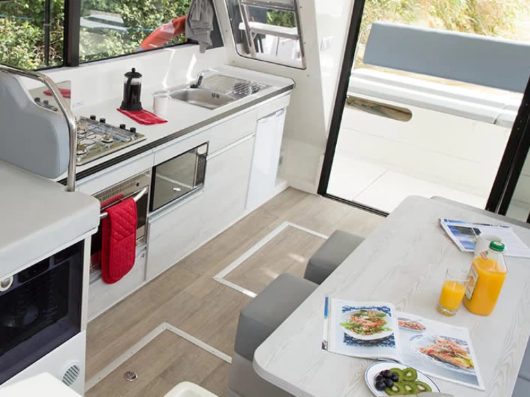 Le Boat Horizon 3 charter bareboat or captained in  Chertsey