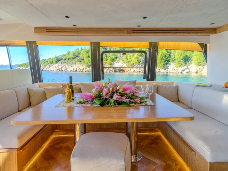  Motoryacht C9 in Dubrovnik on SamBoat