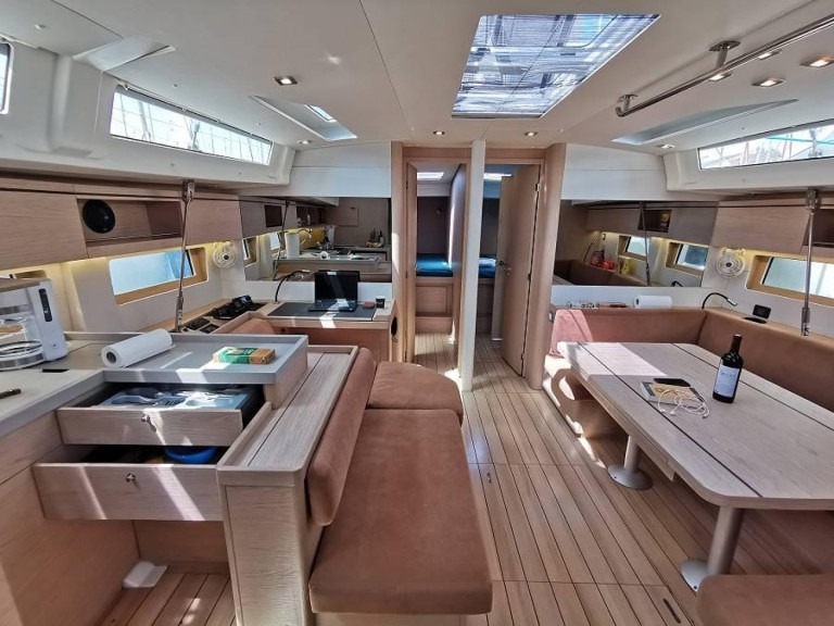 Rent a Bénéteau Oceanis 51.1 Nikiána