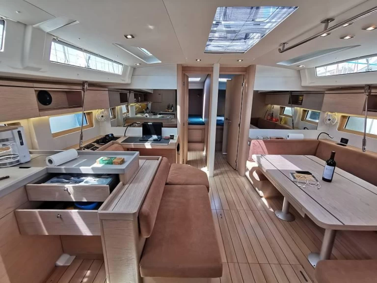 Rent a Bénéteau Oceanis 51.1 Nikiána