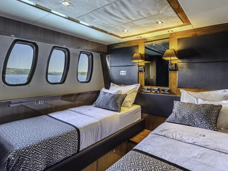 Sunseeker Sunseeker Yacht 34M in Trogir on SamBoat