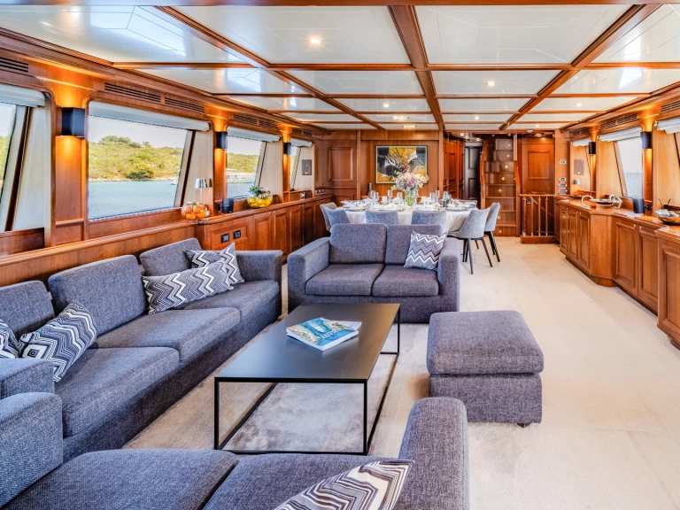  Motoryacht in Kaštel Gomilica on SamBoat