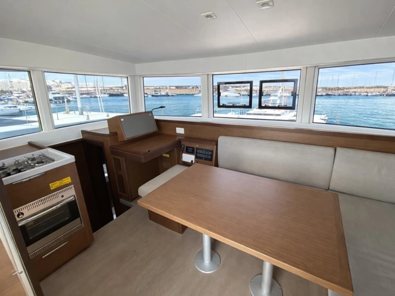 Lagoon Lagoon 40 in Nettuno on SamBoat