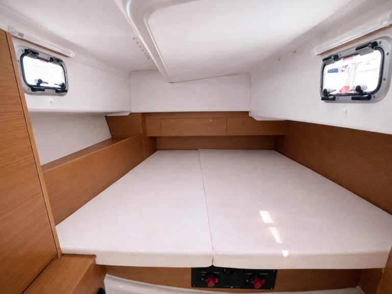 Jeanneau Sun Odyssey 380 in Nettuno on SamBoat