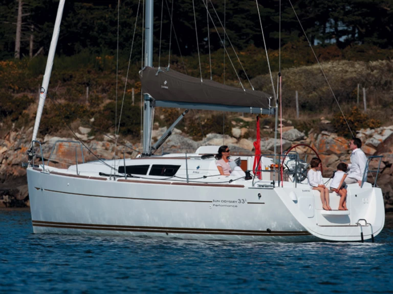 Sailboat rental in Saint-Quay-Portrieux - Jeanneau Sun Odyssey 33i